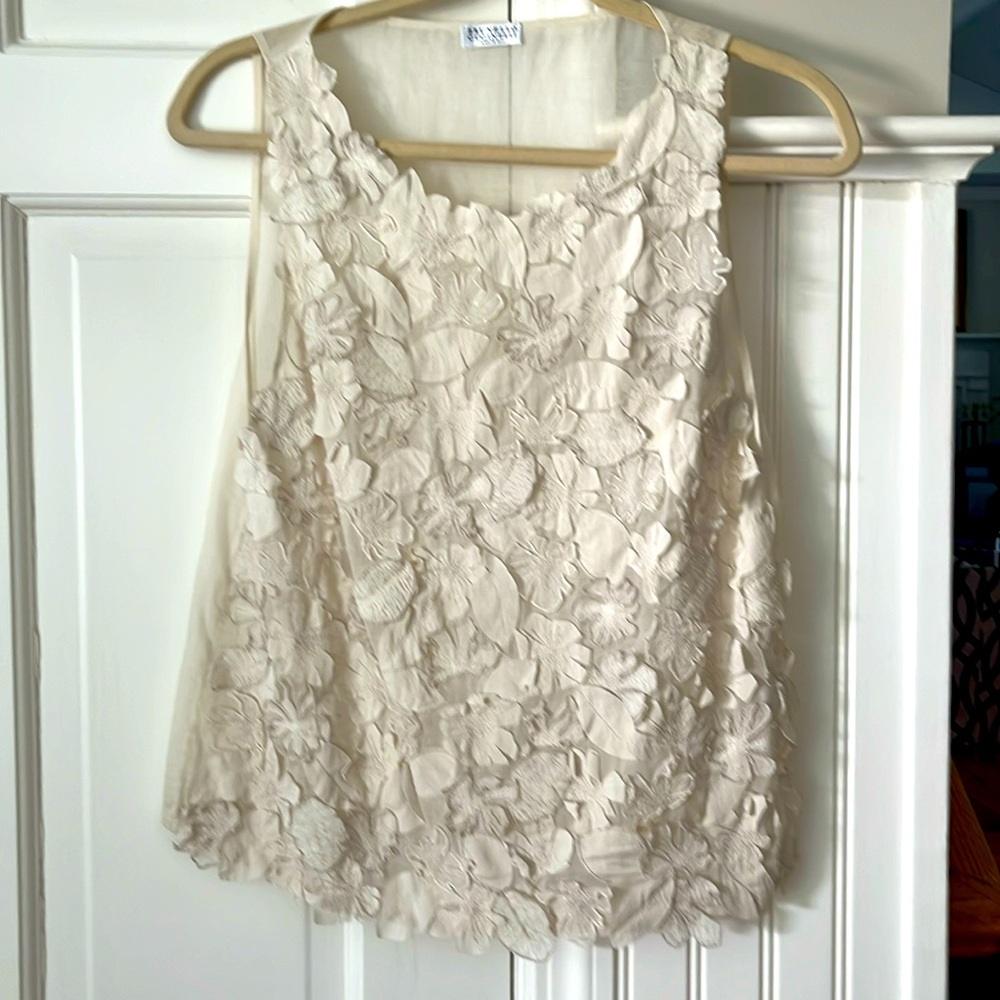 Classic linen gauze appliqué blouse.